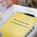 Los trabajadores clasifican las papeletas de voto por correo el 5 de noviembre de 2024 en el tribunal del condado de Northampton en Easton, Pensilvania.