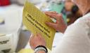 Los trabajadores clasifican las papeletas de voto por correo el día de las elecciones en 2024 en el tribunal del condado de Northampton en Easton, Pensilvania.