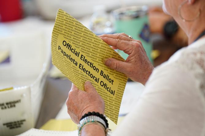 Los trabajadores clasifican las papeletas por correo el día de las elecciones primarias de 2024 en el juzgado del condado de Northampton en Easton, Pensilvania. Los trabajadores clasifican las papeletas por correo el día de las elecciones primarias de 2024 en el juzgado del condado de Northampton en Easton, Pensilvania.