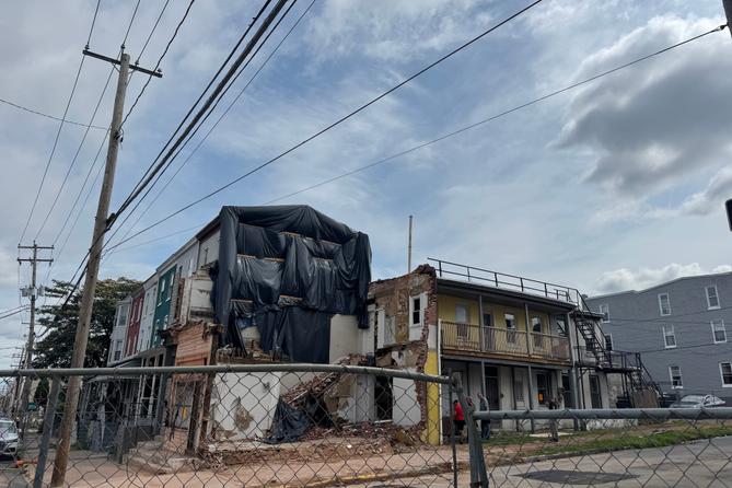 El complejo de apartamentos de tres pisos en 501 North 8th St. en Reading permaneció vallado el 18 de julio después de que la pared sur se derrumbara el 5 de julio. El complejo de apartamentos de tres pisos en 501 North 8th St. en Reading permaneció vallado el 18 de julio después de que la pared sur se derrumbara el 5 de julio.